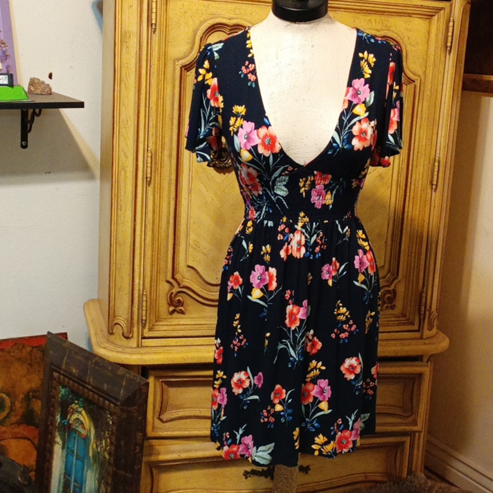 Womens Dress Sz Medium black floral print stretchy material Short Sleeve Cute